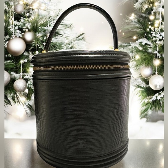 Louis Vuitton Black Epi Leather Noir
Cannes Vanity Case. Like New! 🔥 - Picture 9 of 16